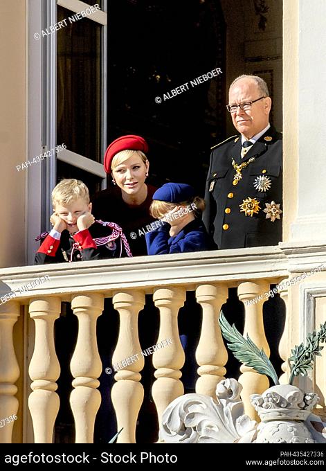 Príncipe Alberto II, Princesa Charlene , Príncipe Jacques y Princesa Gabriella de Mónaco en el balcón del Palacio Príncipe en Mónaco-Ville
