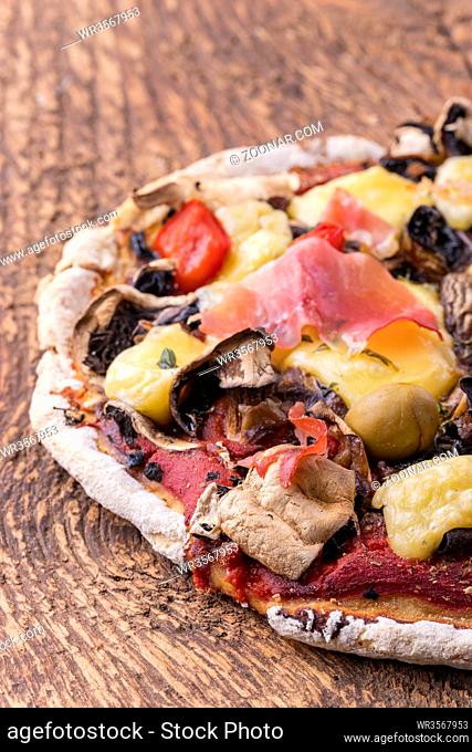 Detail einer Pizza mit Schinken und Champignons