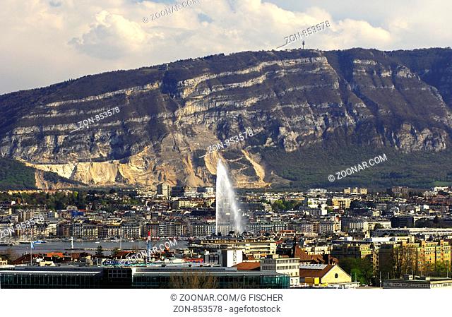 Blick auf das Stadtzentrum von Genf mit der Riesenfontäne Jet d'Eau, Bergrücken des Saleve hinten, Schweiz / View of the city centre of Geneva with the giant...