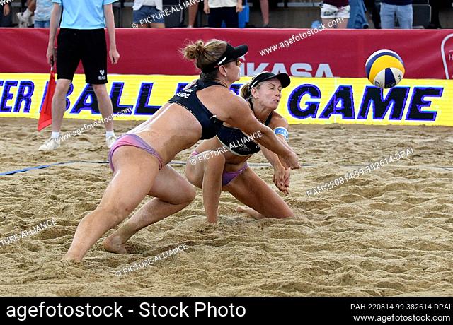 14 August 2022, Hamburg: Beach Volleyball, Beach Pro Tour, August 14, 2022, Stadion am Hamburger Rothenbaum, Julia Sude and Karla Borger (back) together to the...