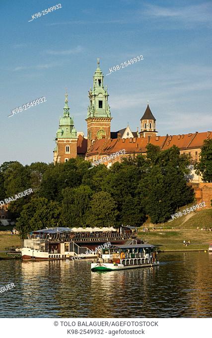 barcazas en el rio Vistula, castillo y colina de Wawel, Kraków, Lesser Poland Voivodeship, Poland, Eastern Europe