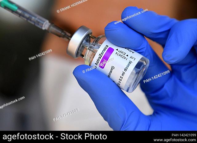 Topic picture - AstraZeneca Corona vaccine. Vaccine jar with vaccine for injection with a cannula. Close up. | usage worldwide