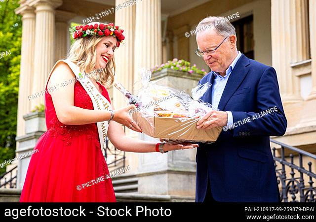 17 September 2021, Lower Saxony, Hanover: Pauline Averbeck, strawberry queen in the Oldenburg Münsterland region, presents Stephan Weil (SPD)