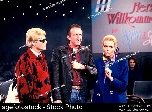 20 December 1989, North Rhine-Westphalia, Cologne: Heino and Hannelore and in the middle Mike Krüger at the TV show Willkommen bei Heino und Hannelore recorded...