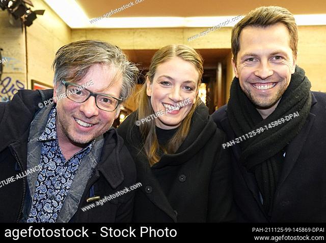 25 November 2021, Hamburg: Author Martin Lingnau, (l-r), Tessa Aust, Managing Director of the Schmidt Theater, and Hannes Vater attend the premiere of Varietes...