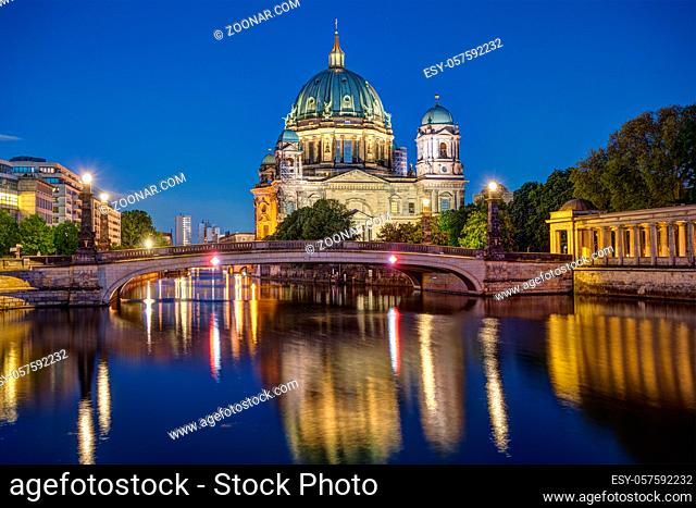 Der Berliner Dom mit der Spree in der Morgendämmerung
