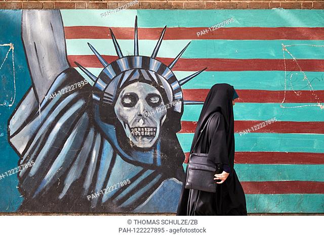 26.04.2018, Iran, Tehran: An anti-america grafitti based on the Statue of Liberty on the outer wall of the former US Embassy in the center of the Iranian...