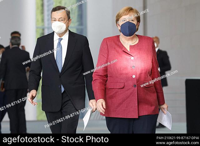21 June 2021, Berlin: German Chancellor Angela Merkel (r, CDU) and Mario Draghi, Prime Minister of Italy, arrive for their press conference at the Federal...