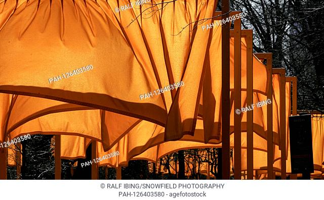 20.02.2005, USA, New York, Christo and Jeanne-Claude with their installation, art project 'The Gates' in Central Park, New York, goale with saffron fabric