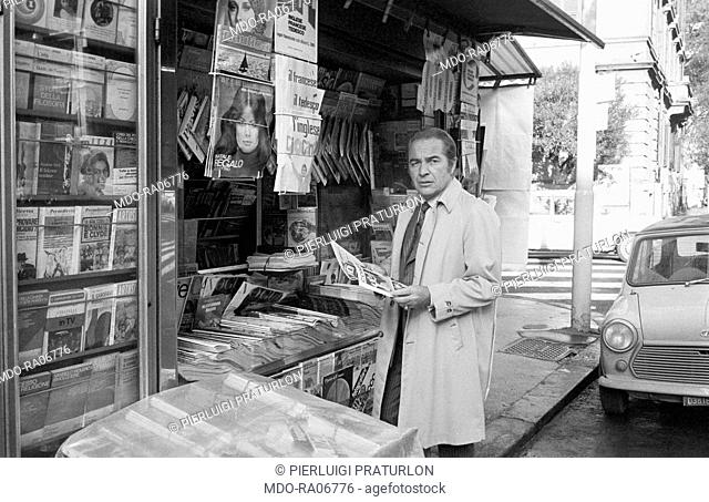 Italian actor Rossano Brazzi at the newspaper kiosk. 1967