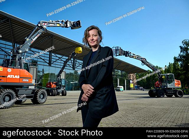 09 August 2022, North Rhine-Westphalia, Bochum: The artist Katja Aufleger stands in front of her installation ""The Huddle"" consisting of three construction...