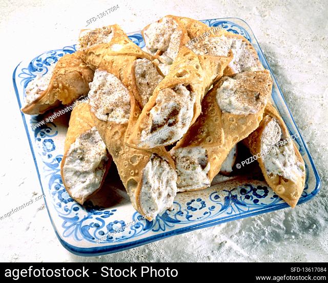 Cannoli siciliani (Sicilian pastry with cream filling)