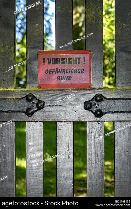 Warning sign, Caution dangerous dog, gate to historic estate Haus Christiansruh, Bad Salzhausen, Nidda, Wetteraukreis, Hesse, Germany, Europe