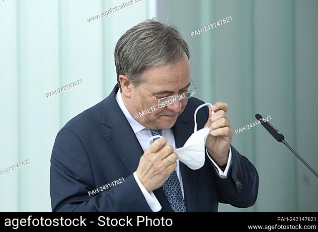Armin LASCHET, CDU, Prime Minister of North Rhine-Westphalia takes off his ffp22 mask, feature, symbol photo, marginal motif