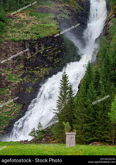 Der Huldefossen Wasserfall in Norwegen mit Toilettenhäuschen
