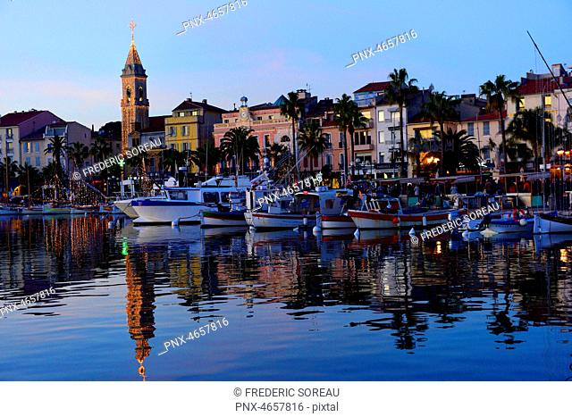 France, Var, Sanary-sur-Mer, the harbour with boats