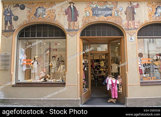 facade de magasin pres de la Porte Ragen a l'extremite de la Via Centrale, donnant acces au quartier Oberrragen, Brunico, Province de Bolzano