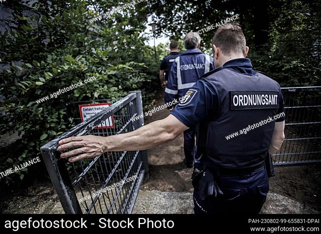PRODUCTION - 01 August 2023, Berlin: Employees of the public order office go on patrol in a playground in Weinbergspark. The inspections by the public order...