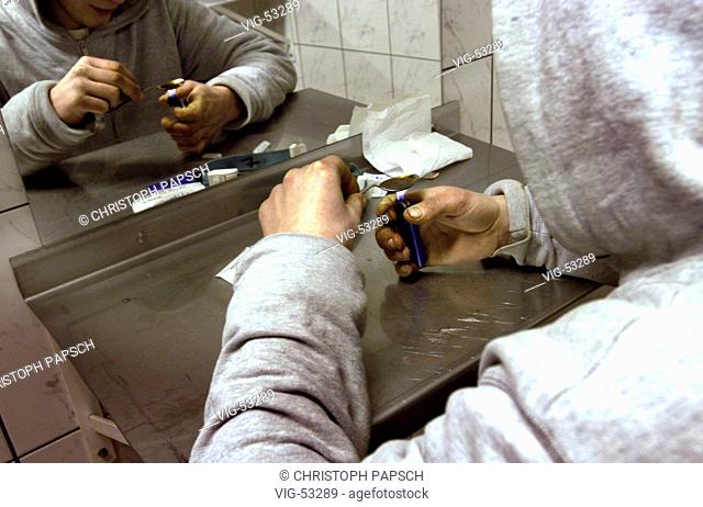 In the - Verein fuer Gefaehrdetenhilfe - drug addicted people can inject heroin under medical surveillance: drug addicted person preparing the injection