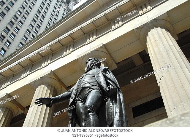 Statue of George Washington in front of the Federal Hall National Memorial. Wall Street. Financial District. Downtown Manhattan. New York, New York