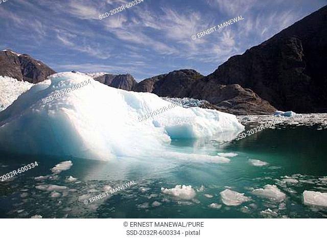 USA, Alaska, Le Conte Glacier, ice berg melting in water