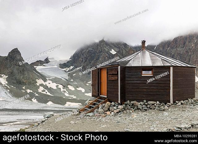 Switzerland, Valais, Haute Route Chamonix Zermatt, bivouac refuge des Bouquetins with Haut Glacier d'Arolla in the fog