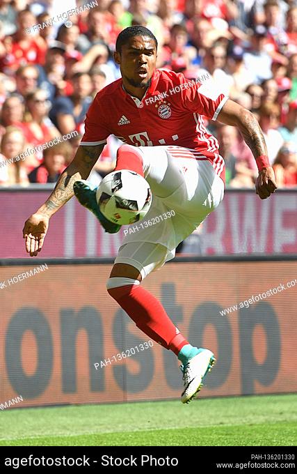 Douglas COSTA returns to FC Bayern Munich. Archive photo: Douglas COSTA (FC Bayern Munich), action, single action, single image, cut out, full body shot