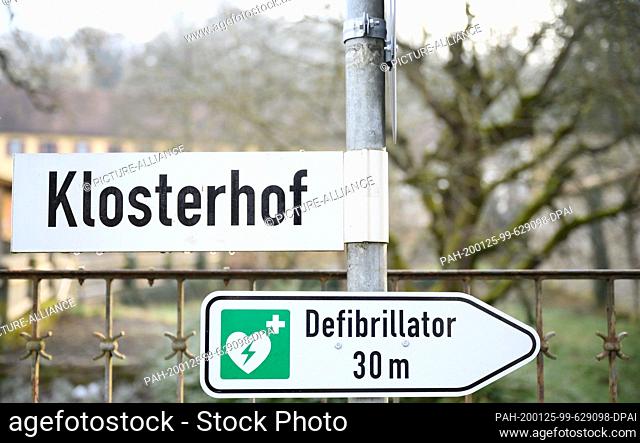 25 January 2020, Baden-Wuerttemberg, Schöntal: A sign shows the direction in which a defibrillator is hanging. Photo: Sebastian Gollnow/dpa