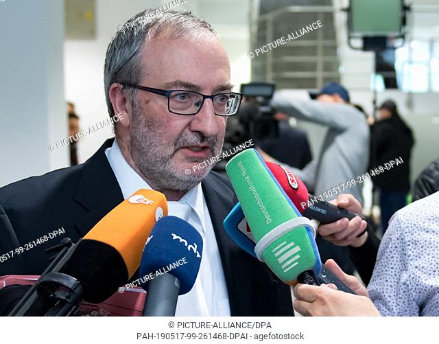 17 May 2019, Saxony-Anhalt, Dessau-Roßlau: Hermann-Josef Gerhards, senior public prosecutor, answers questions from journalists after the verdict was pronounced...