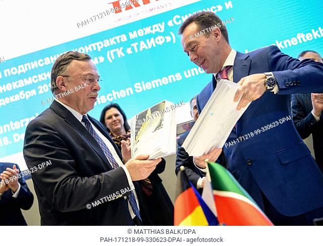 Dietrich Moller, CEO of Siemens Russia (L), and Azat Bikmurzin, General Director of Nizhnekamskneftekhim, exchanging an agreement between the Russian and German...