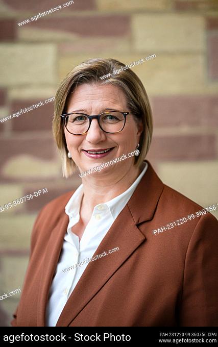 19 December 2023, Saarland, Saarbrücken: Anke Rehlinger (SPD), Minister President of the Saarland, looks into the photographer's camera