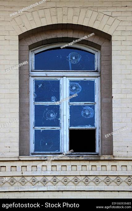 Zerschossenes Fenster im Bahnhof Lügde