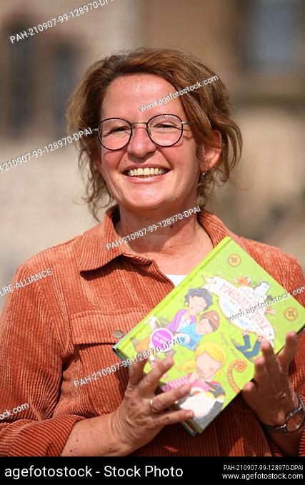 07 September 2021, Saxony-Anhalt, Wernigerode: Children's author Margit Auer visits the filming of the series ""The School of Magical Animals"" in the Harz...