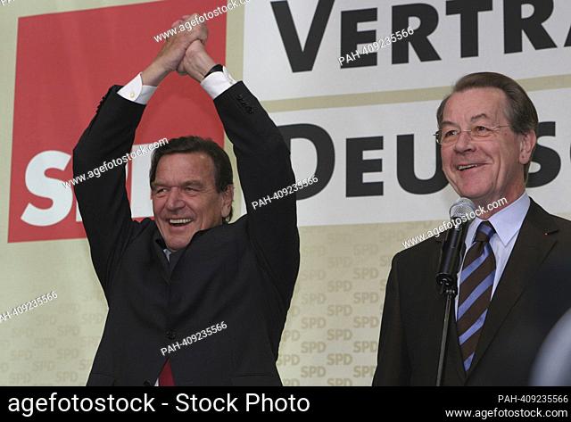 ARCHIVE PHOTO: The SPD turns 160 on May 23, 2023, 04N-SPD1809PL.jpg Chancellor Gerhard SCHROEDER (left) and SPD chairman Franz MUENTEFERING cheer on the stage