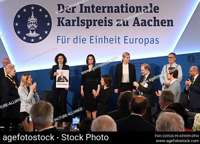 26 May 2022, North Rhine-Westphalia, Aachen: Annalena Baerbock (Greens, front), German Foreign Minister, applauds the laureates Svetlana Tikhanovskaya (M)