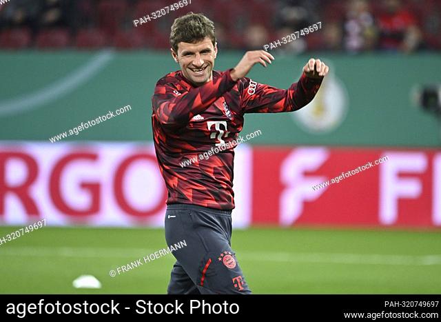Thomas MUELLER (M?LLER, FC Bayern Munich) warming up, action, single image, cropped individual motif, half figure, half figure Soccer DFB Cup 2nd round