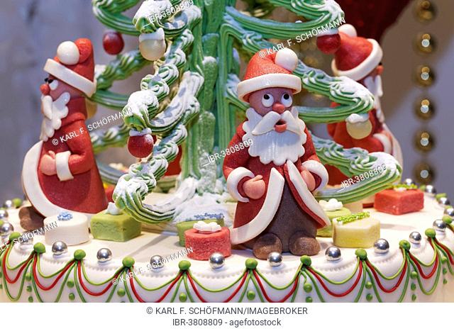 Santa Claus figures made of marzipan, decoration on a cake, in the window of a pastry shop, Düsseldorf, North Rhine-Westphalia, Germany