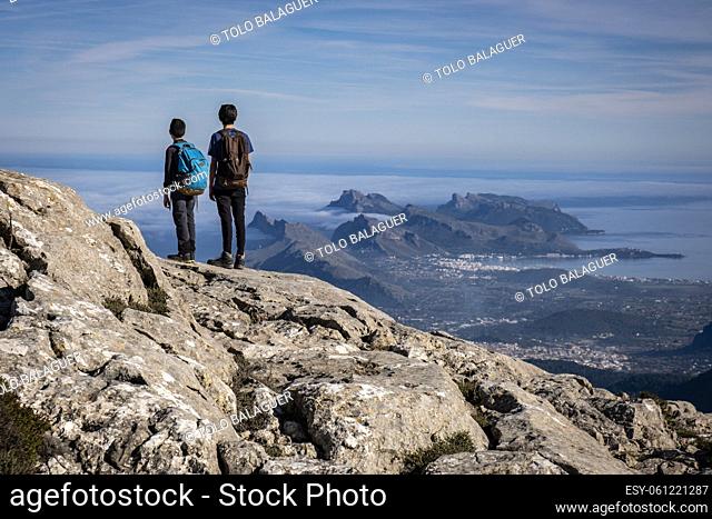 two young people observing the bay of Alcudia from a top, Escorca, Mallorca, Balearic Islands, Spain