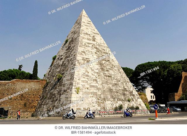 Cestius Pyramid, Piramide di Caio Cestio, Piazzale Ostiense, Rome, Italy, Europe