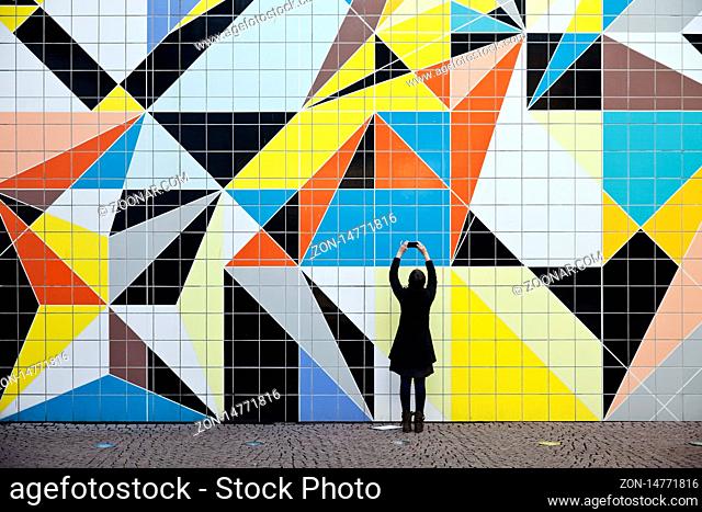 Frau fotografiert das Wandbild