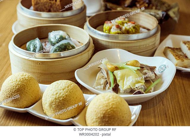 Cantonese sponge cake and dumpling