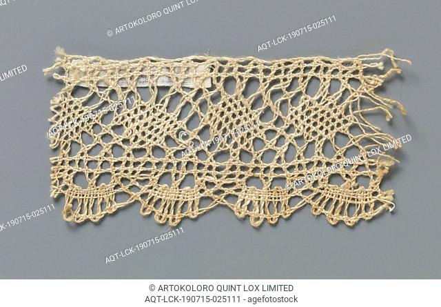 Strip of bobbin lace with diamonds and fan blades, Strip of natural-colored bobbin lace, sling side. The repeating pattern consists of one row of loose panes...