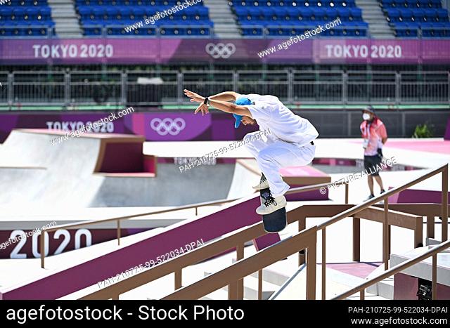 25 July 2021, Japan, Tokio: Skateboard: Olympics, Street, Men, Final, at Aomi Urban Sports Park. Vincent Milou from France in action