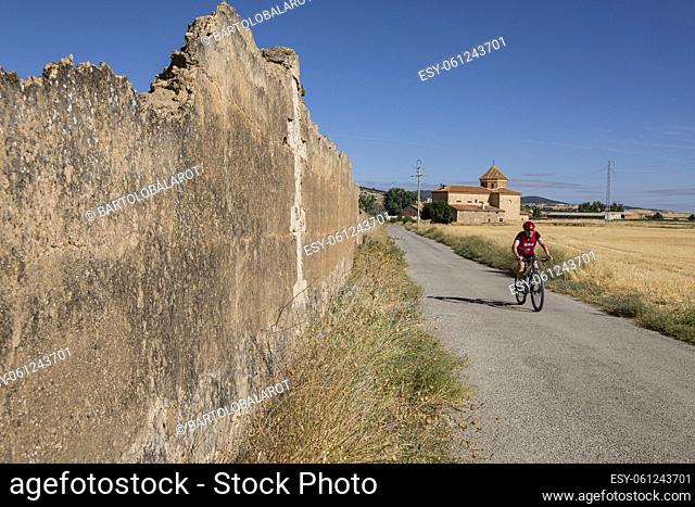Cyclists on the path of Fuentes Claras, Camino del Cid, El Poyo del Cid municipality of Calamocha, province of Teruel, Aragon, Spain, Europe