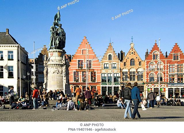 Statue Jan Breydel en Pieter De Coninck, Grote Markt, Bruges, Brugse Ommeland, Flanders, Belgium, Europe