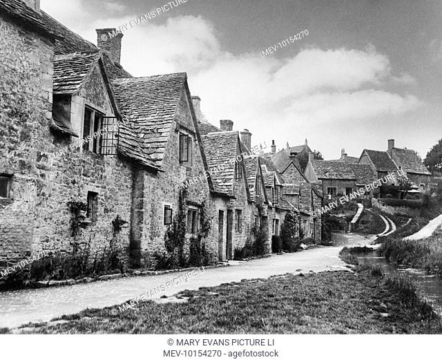 These cottages on Arlington Row, Bibury, Gloucestershire, England, are fine examples of Cotswold architecture and were originally a wool store dating back to...