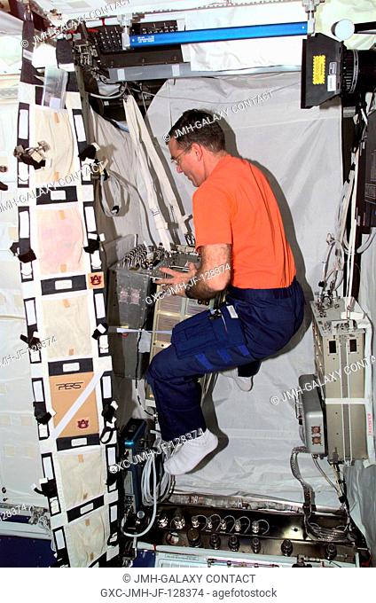 Astronaut James S. Voss, Expedition Two flight engineer, sets up the Bonner Ball Neutron Detector (BBND) in the Destiny laboratory