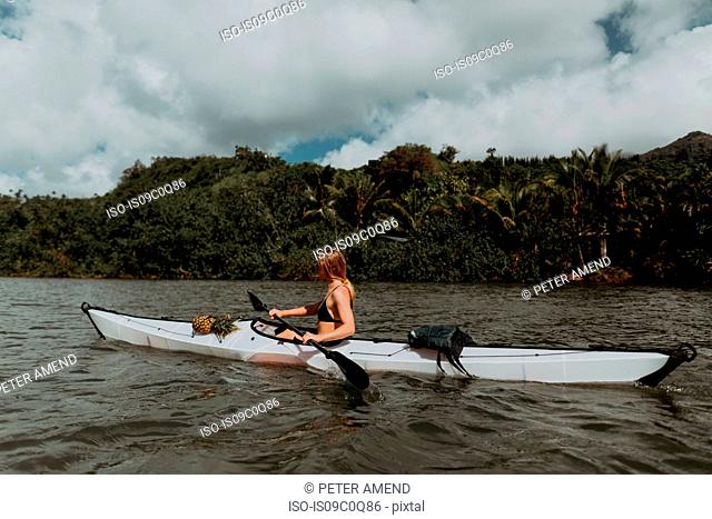 Woman kayaking, Property Released (PR)inceville, Hawaii, US