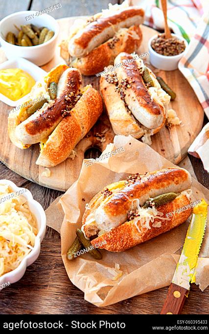 Leckere Hot Dogs mit Bratwurst und Sauerkraut