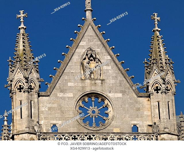 Hastial central en la fachada principal de la catedral de León, de estilo gótico, con pináculos y rosetón central, y con la representación de la Anunciación:...